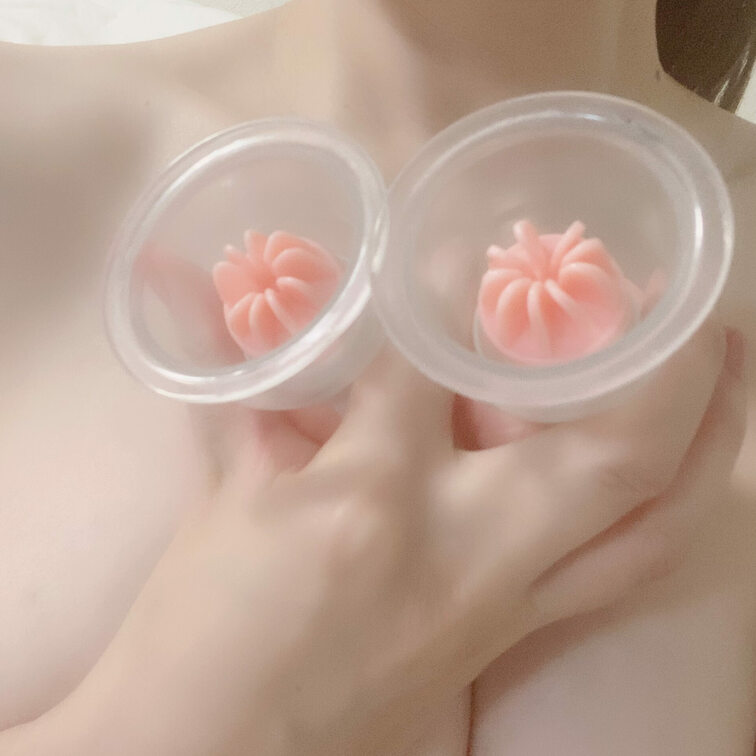 これが乳首用ローター😍
すんごく気持ちいいんです💓💓
りこがこれを乳首につけて感じてるとこもまたアップしますね。