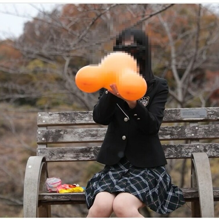 ウサギの風船を息で膨らまし割りする