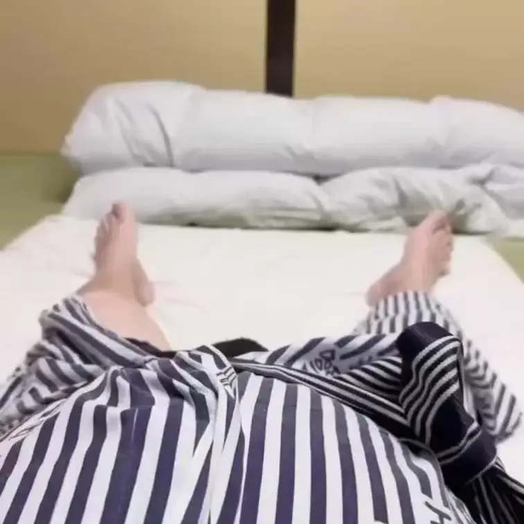 寝ているおじにいたずらフェラしてたら起きちゃって生挿入セックス 前半