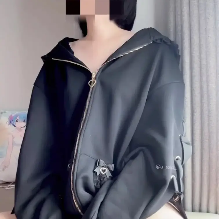 パーカー女子、好き？(*ᴗˬᴗ)
脱いじゃった😳