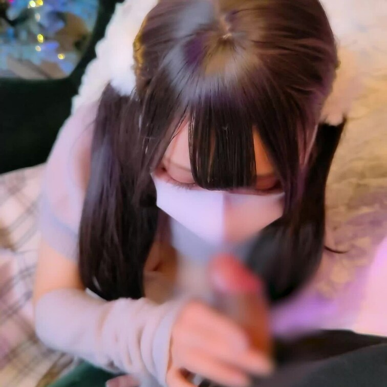 [ 手持ちアングル ]

Youtube撮影でサンタコスを急かされたのでこのお洋服が不服なのかな？と思っていたら着替