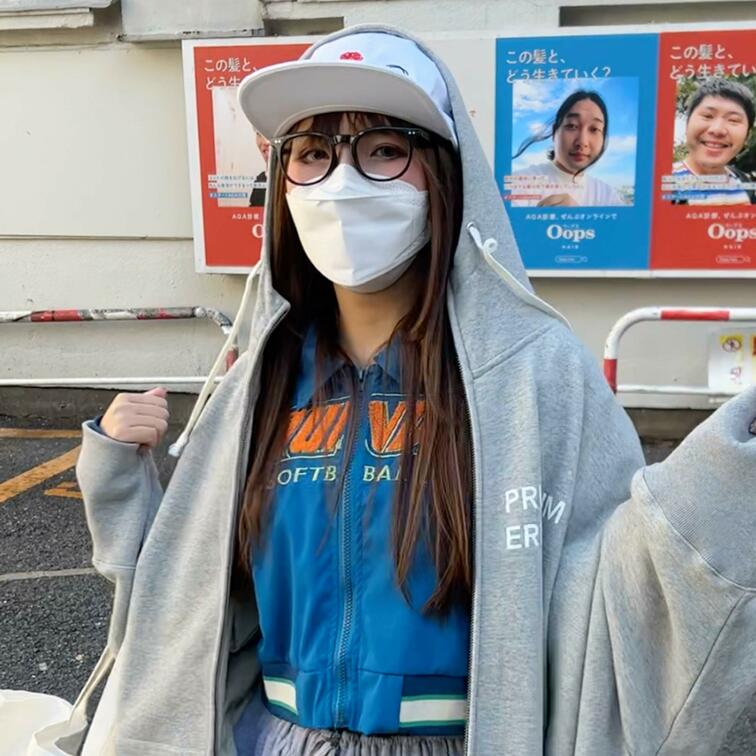 ＃20【MIKU 25歳】
今回ストリートスナップ撮影に協力してくれたのは、ダボダボのパーカーをメインにしたユルめのス