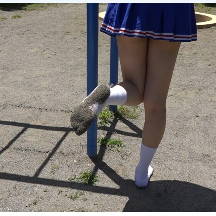 靴下汚しフェチ　チアリーダーが白ソックスを歩いて黒くする