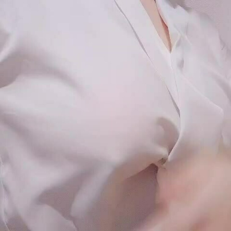服の上から触るとちょっとえっち
