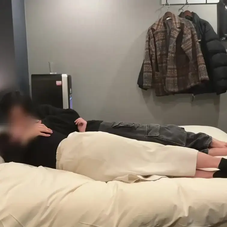 19歳の美容学生とお泊まりエッチ。

バイト先の先輩何人かと関係持っちゃうくらいの変態ちゃんでしたw