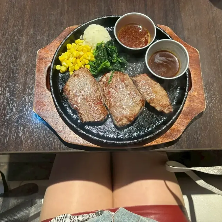 大好きなお肉を前に自撮り
熟女なのにいつもミニスカ
ムチムチの太ももとパンチラさせながら
ご飯食べてます
遭