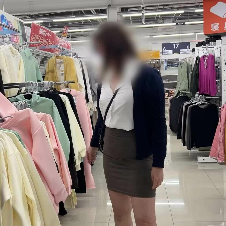 仕事帰りにお買い物中の日頃は真面目な隣の奥さん

冬は厚着なのでノーブラな事はよくあるらしいのですが
この日は予想