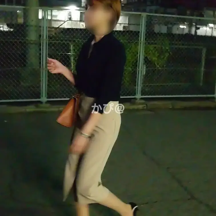 夜のデートから車内フェラ、服着たまま騎乗位で。
清楚な格好なのにまくり上げておっぱい出したまま、スカートごしに挿入して
