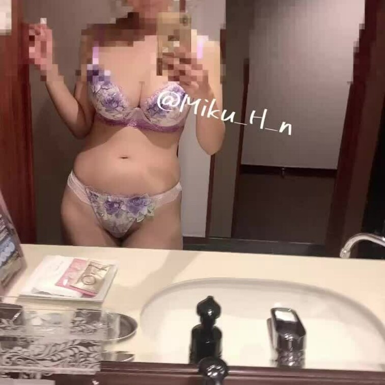 パープルのサルート🌸💜
似合うかな///👙

途中ぶりっ子が恥ずかしくて文字入れちゃったw
エッチじゃなくてごめ