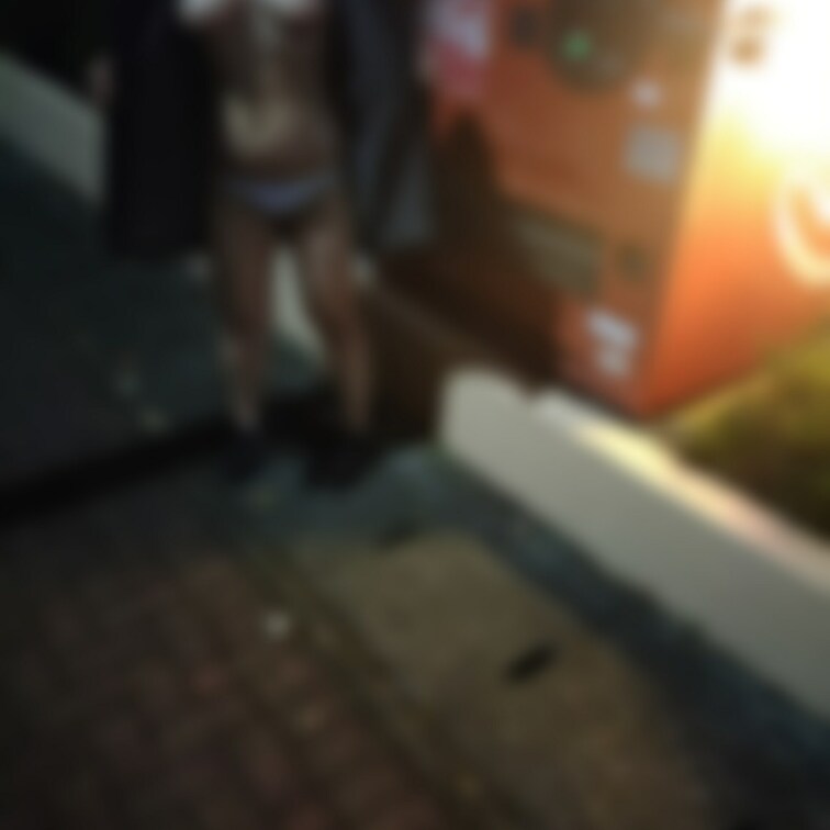 自動販売機の前で、野〇露出撮影📸︎‪💕