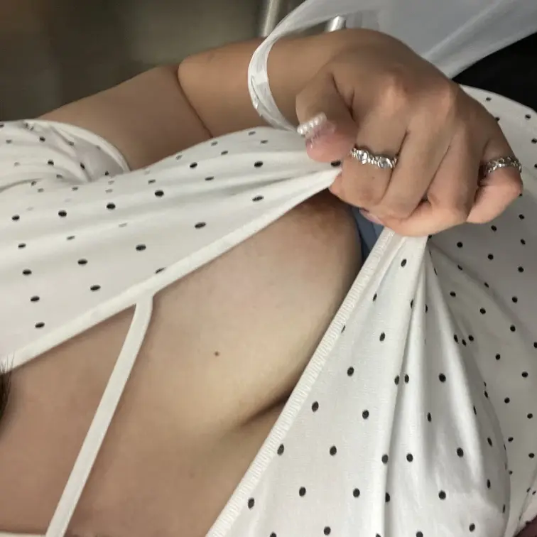 お外でおっぱい出しちゃうなんて、、