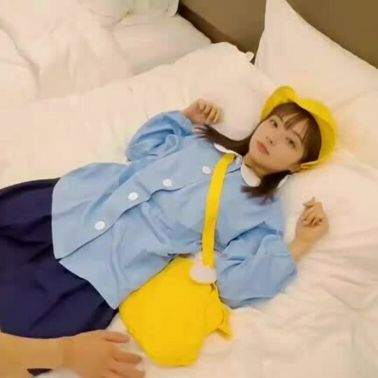 ベッドで服がはだけたコスプレ園児の女子💝