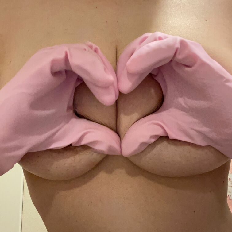 ピンクの炊事用手袋はめてみました♡