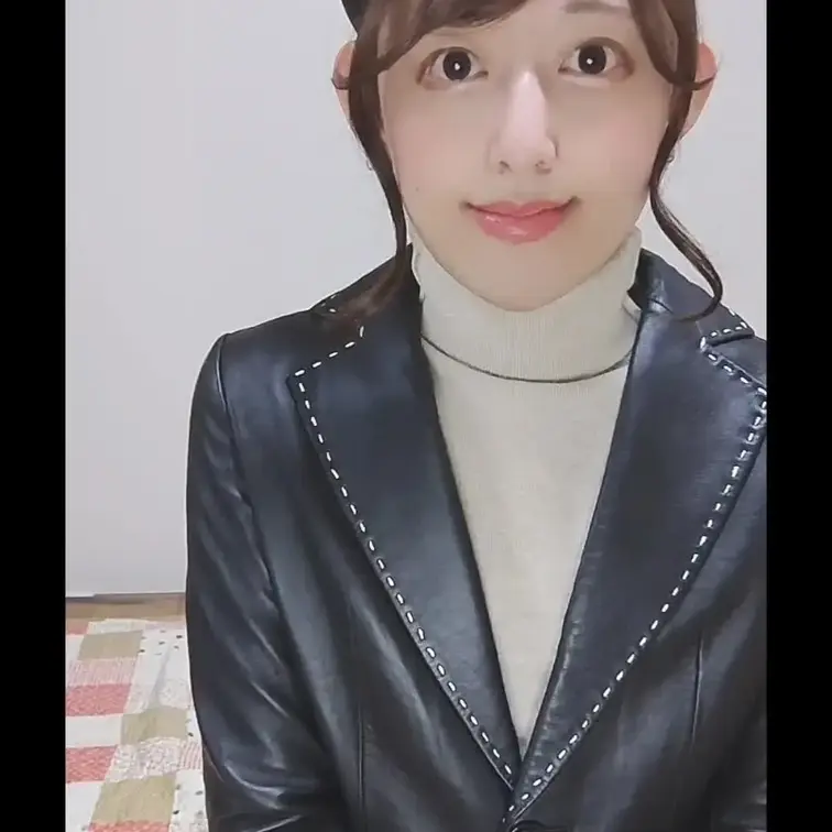 レザーをちょこっとお裾分け〜全身レザーコーデで電マオナニー♪はじめてイク姿をお見せします(射精シーンリプレイのおまけ付き)


革フェチ様の今晩のおかずにどうぞ
今回も上下本革のオシャレなレザーのセットアップです
レザースカートとレザージャケットどちらも触り心地抜群

柔らかい質感と革特有の軋む音といやらしい光沢感が最高の一品です

私の持っているレザーアイテムを革フェチの皆様と一緒に堪能するために動画投稿はじめました

注意：あくまでレザーアイテムがメインなので女装は低レベルです。服を際立たせるための手段として初心者なりに頑張っていますのでおおめにみてもらえると助かります。