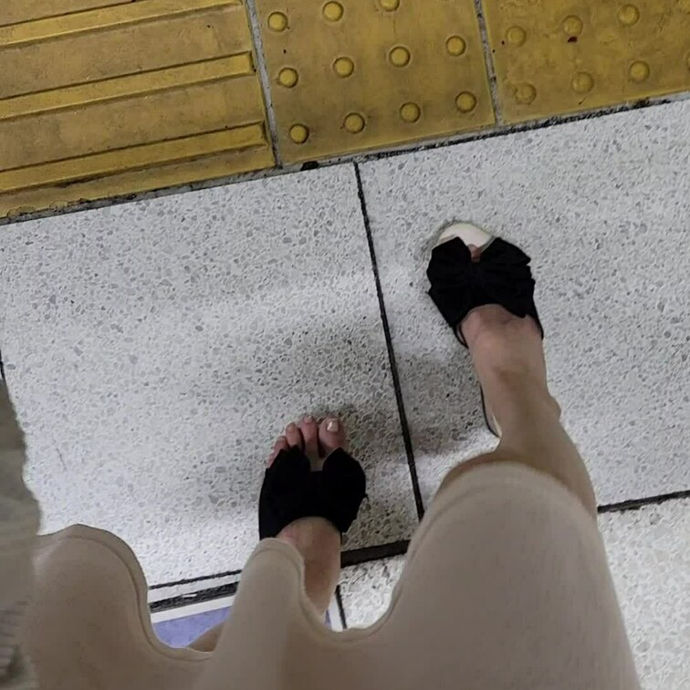 サンダルを履くようになって、暇な時にサンダルを脱いだり、足指でいじったり、踏んだりしていることに最近気付いてしまいました