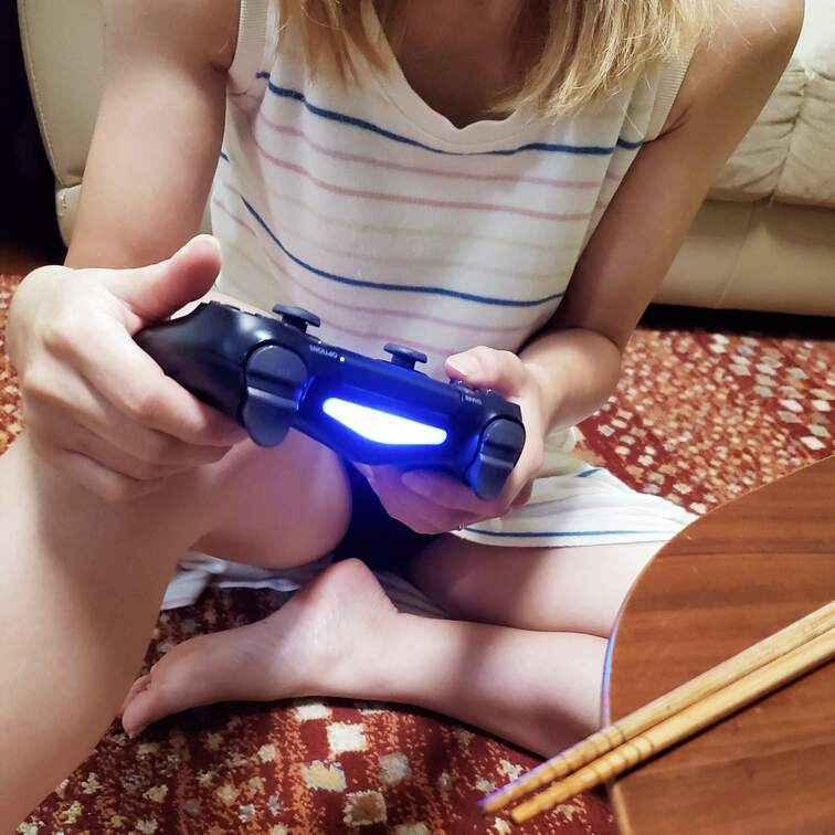ゲームに夢中の妻ちゃん📟