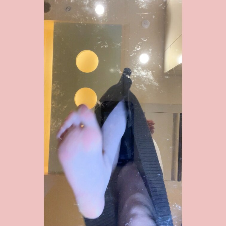 都内美容師21歳 かほちゃん✂
アクリル板越し足裏

足のサイズ23cm