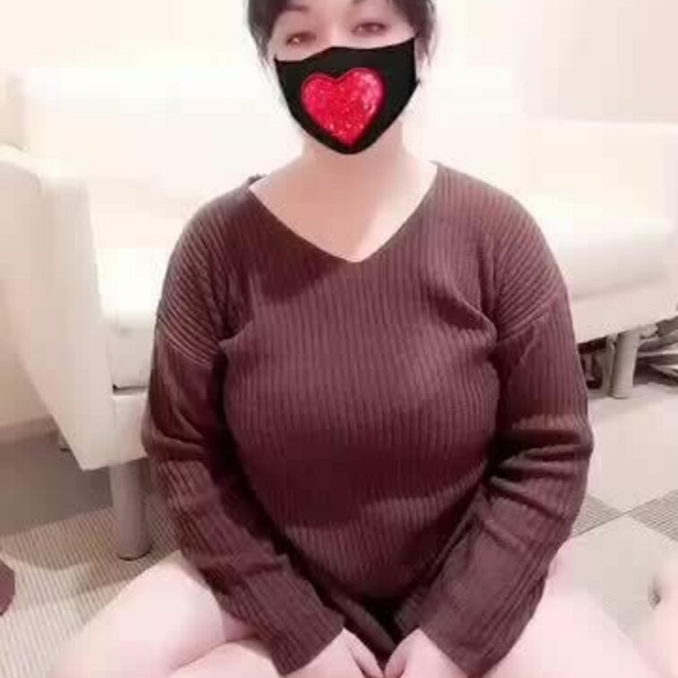 最新のマスク着用の脱ぎ脱ぎ動画です。
ブラジャー、ショーツを脱いで，最後は全裸でM字で🤗
お値段サービス中です❤️❤