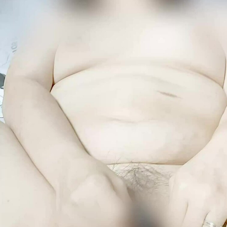 乳首を輪ゴムで縛り乳首をいじめながら○○○にディルドで攻められて快楽の沼にハマっているママです。最後は気持ちよくイかせて
