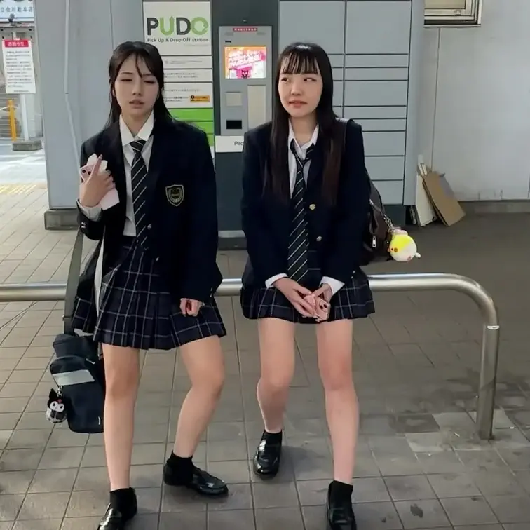   【120人目】　ムチ尻青チェ1人顔出しなし

生パンムチムチ尻でしこれます

タグ パンチラ　ミニスカ　お尻