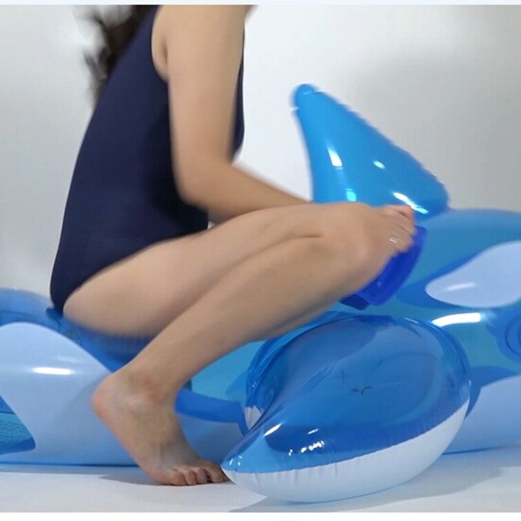 浮き輪やフロートにのって遊ぶ