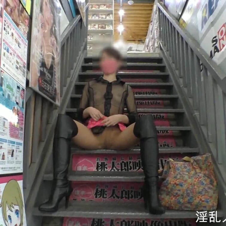 透け透け＆ミニミニのエロコスチュームを来てアダルトショップへ。偶然居合わせたお客さんに見られたり、店長さんと遊んだり・・