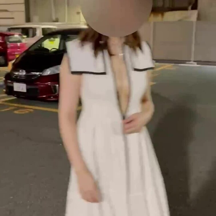 ノーブラでお出掛け中💕
こんな所でワンピースのファスナー開けて
露出しちゃった🥰

清楚なワンピだけど、中はとっ
