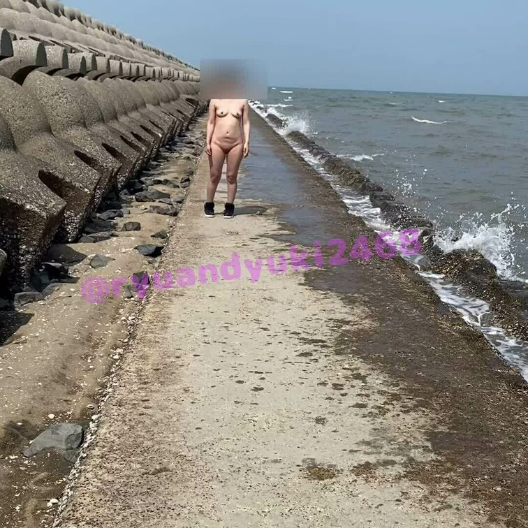 《海辺》
海辺を歩いてる動画です😊

ゆきの一言
天気の良い日に海辺を歩いてみました✨
波の音も心地よくて気持