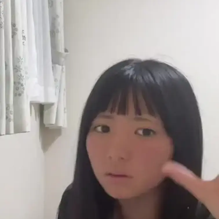 「https://mfco.link/bBIkJwhy」この前作で大好評をいただいた、あの可愛らしい女子大生が待望の第二弾で再登場！
収録時間：約62分の長尺リアル動画です。
引き続き素人らしい自然な雰囲気満載で、清楚で人当たりの良い彼女の可愛さとエロさがさらに深く掘り下げられた内容となっています。
プレイが進むにつれて徐々に理性のタガが外れ、普段の可愛い顔が快楽に溶けていく様子をじっくりとお楽しみいただけます。最大の見どころはやはり本気のアヘ顔絶頂シーン。
可愛い顔が激しく歪み、舌をだらしなく伸ばして目が上吊りになるガチのアヘ顔を連発しながら、何度も激しくイキ狂う姿が圧巻です。
声も完全に抑えきれなくなり、体をビクビクと痙攣させるリアルで激しい反応が長尺ならではのボリュームで収録されています。
前作同様、長時間だからこそ味わえる「徐々にエスカレートしていく本気の乱れっぷり」を存分に堪能できます。
最後には彼女が疲れ果てて寝落ちする可愛い姿も収録！
前作が気に入った方はもちろん、まだ見ていない方も必見の第二弾です。

この反差萌えな可愛い女子大生の、清楚な見た目から