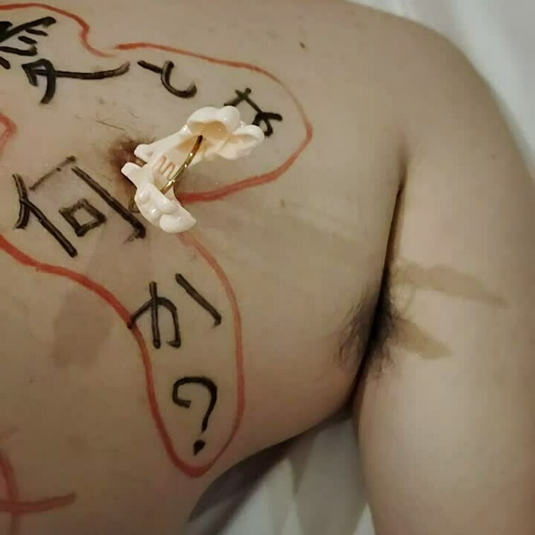 身体中に落書きされて乳首に洗濯ばさみを付けられて気持ち良くなっちゃいます。