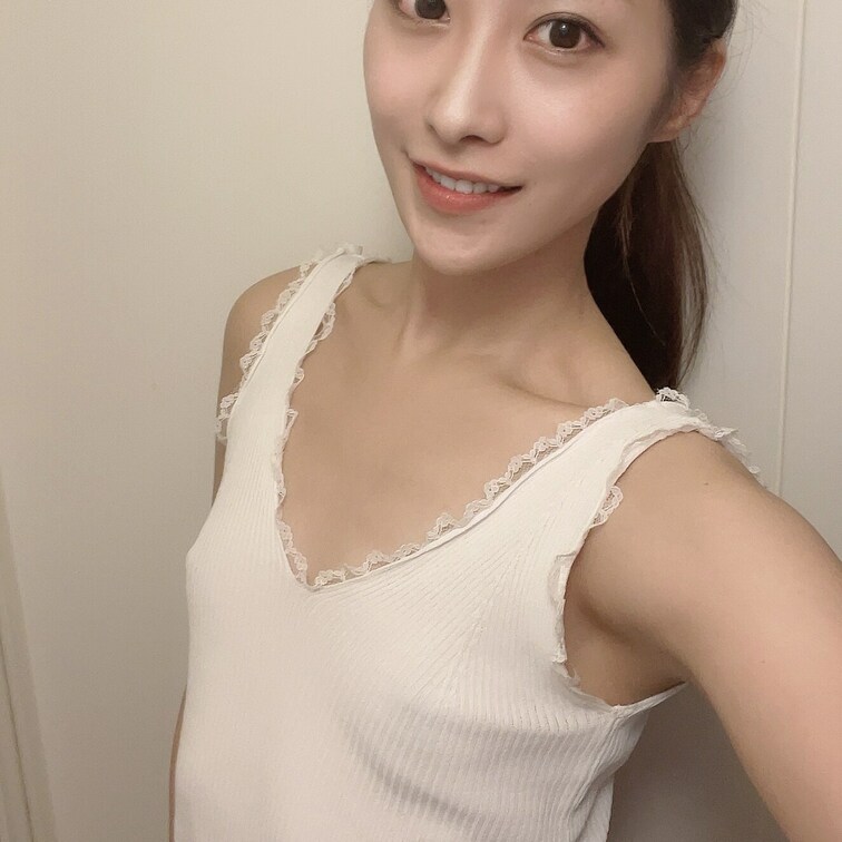 キャミソールから浮き出る乳首に気を取られてしまい、
撮影後に「あ!パンツ履いてなかった〜🤣💦」ってなりました😊👍