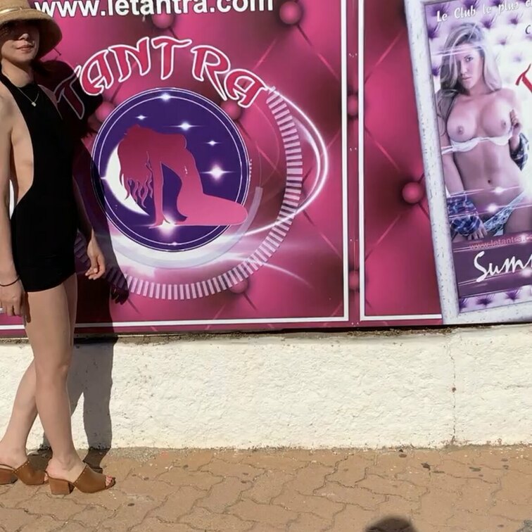 ヌーディスト村で!エッチなエンターテイメント施設前で記念写真です。