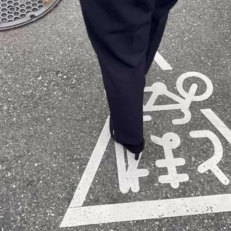歩いてるところを後ろから🥹足裏嗅ぎなさい