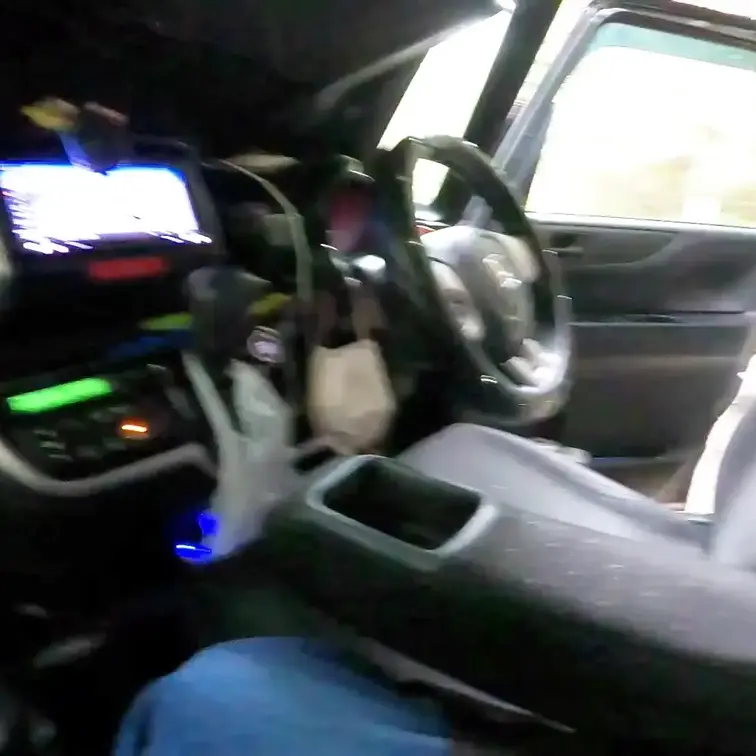 加護ちゃん似の人妻と車内3P中出し。本編　

仕事に行くと家族にウソをついて男2人と密会してくれた人妻さんと山の方に