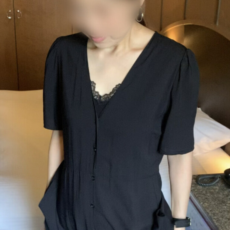 1枚目の画像を元に、画像生成アプリで作成してみました。
海外のアプリなので、顔は同じなのに清楚な感じがなくなって、色気