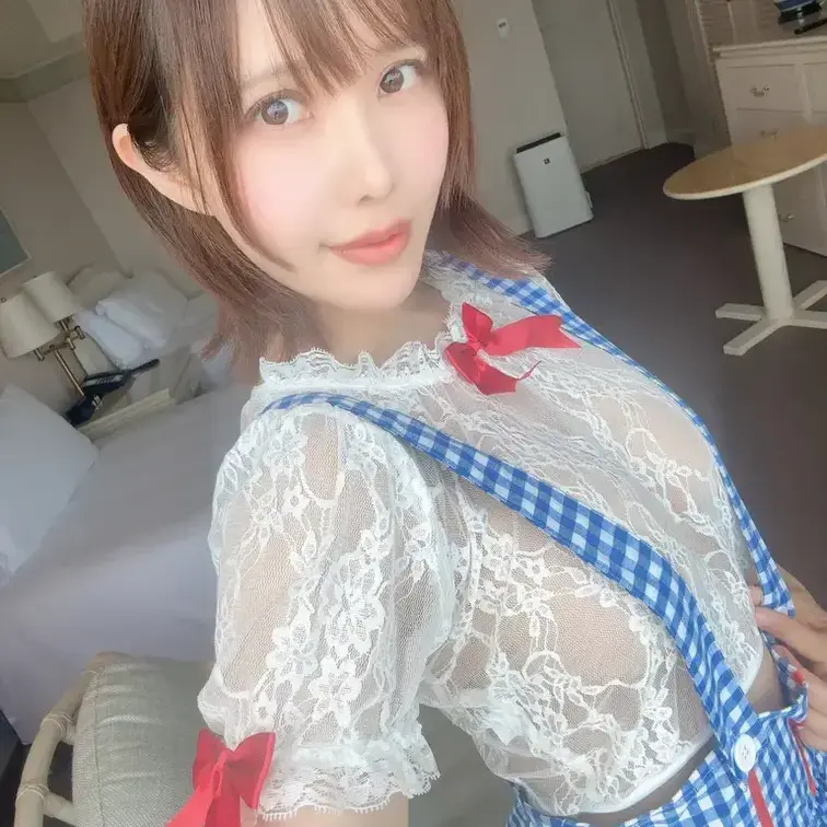 この衣装、かわいくてお気に入りなんですけど…
よーく見ると、けっこう透けててちょっと恥ずかしいです🫣💕
もっと見たい