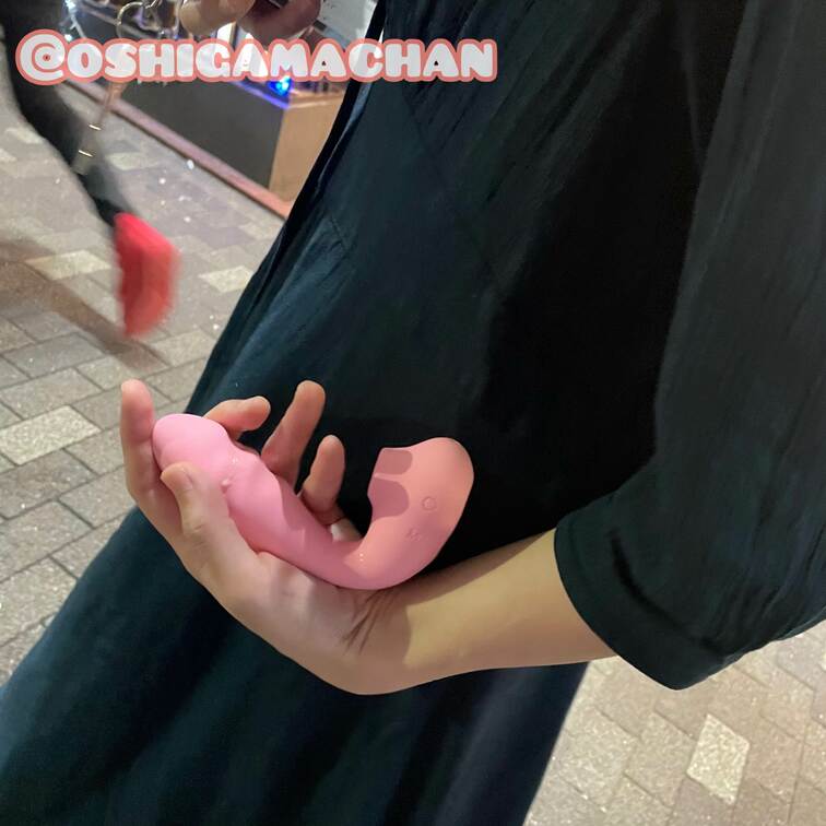 ノーブラオナニー散歩してたら
途中で吸うやつ出てきちゃって
焦っているご様子💦笑