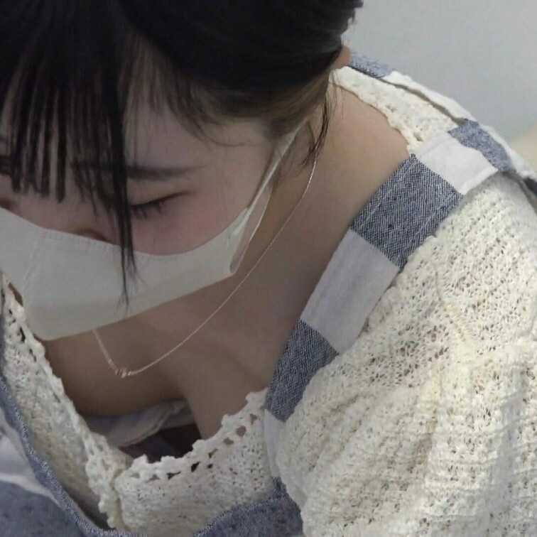 ちょい見せ。本編はこちらから→
#02【胸チラ/パンチラ】童顔JDのぷっくりパイ/金髪美女のシミパン!エロマン毛!!