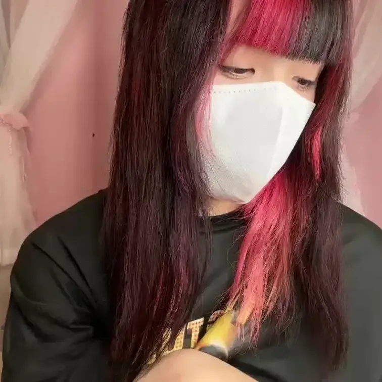 【みれい 20 歳】

みれいさんのライブ配信動画です
生ライブ配信だと、1 回の有料配信を視聴すると、おおよそ平