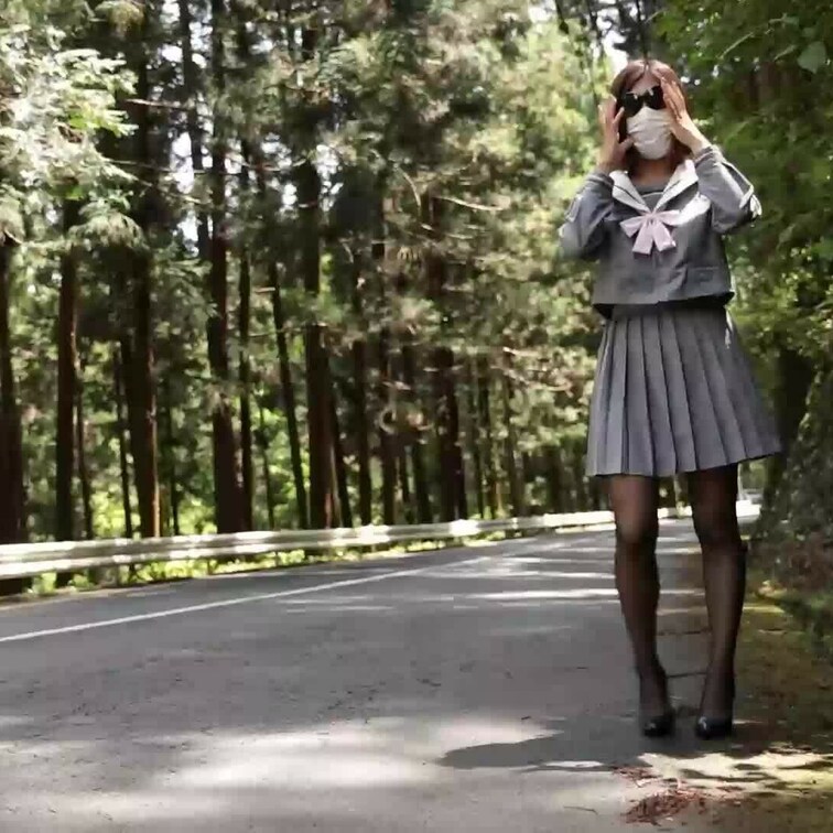 野外でリクエストされた衣装とシーンを出来るだけ撮影した作品。

山奥に連れてこられたセーラー服の女の子。

スカ
