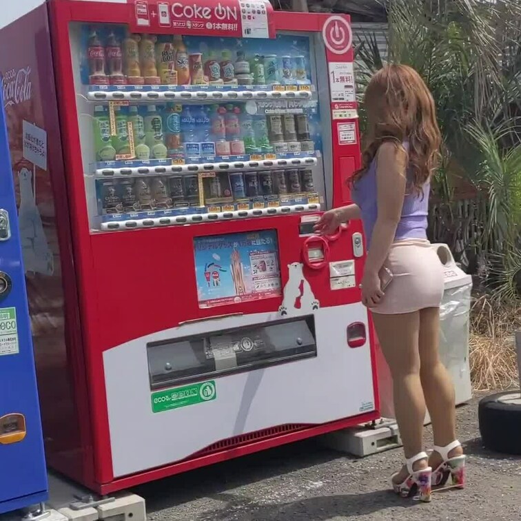 人気デリヘル嬢のゆいママプライベート💦
普段の洋服がエロエロ🙏
自販機でお買い物でも皆様がガン見😵