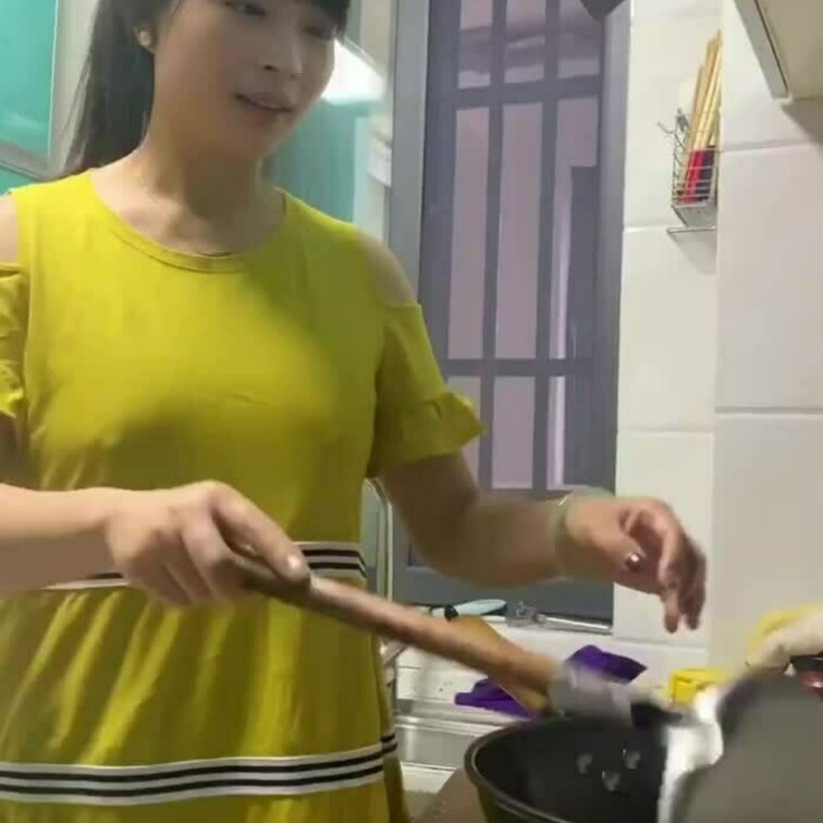カリッ、ぷりっ、最高の食感を目指して！
今日も腕を振るいます👩‍🍳🔥🦐✨