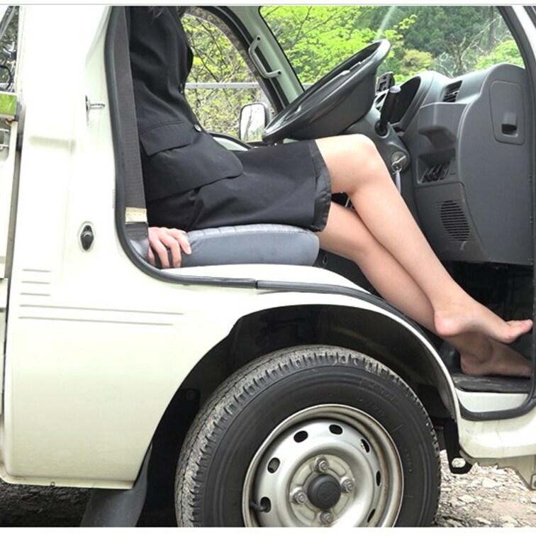 裸足で車のペダルパンピング