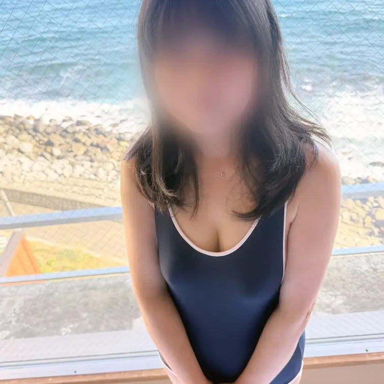 スク水着着せられちゃってます💕お尻が出ちゃうの