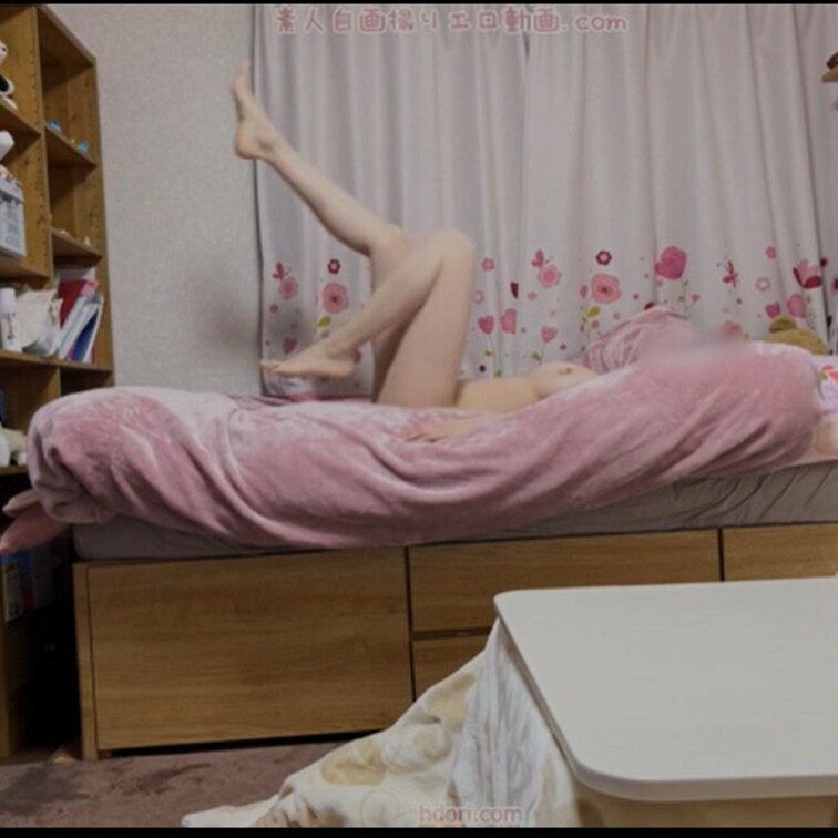 ベッドの上で裸になって美容運動している様子を撮影してきました☆