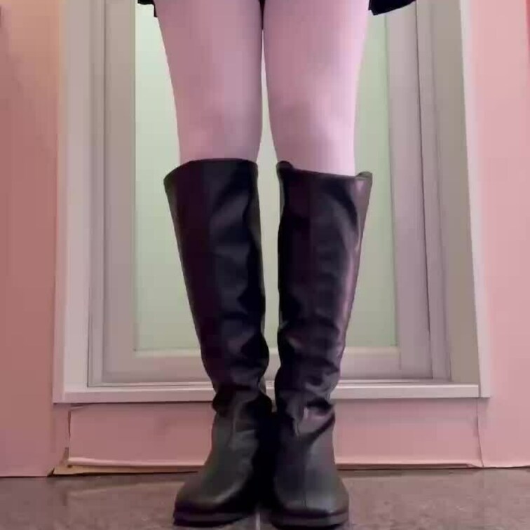 ロングブーツを脱ぐ動画です。白のニーハイソックスを着用しています。パンチラありです。