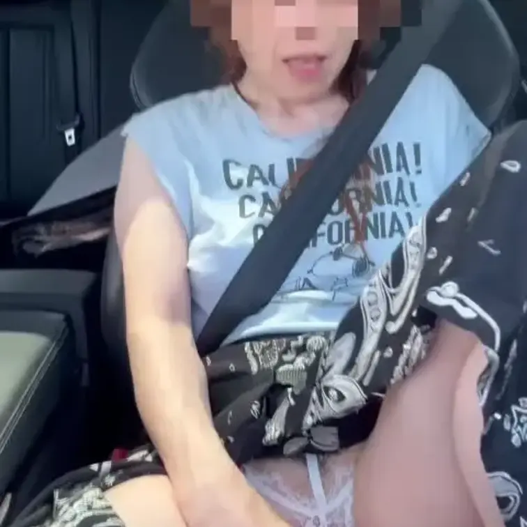 50歳熟女人妻
車移動中のオナです。
顔は写さないでと言われましたが顔は必須です笑
今から４人に野外でやられるとは