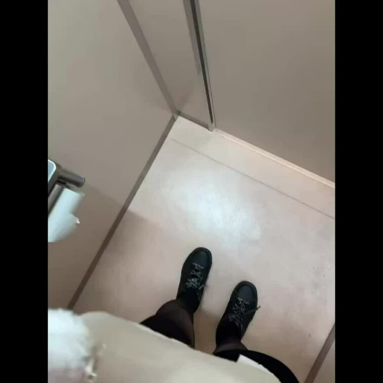 お外でおしっこ