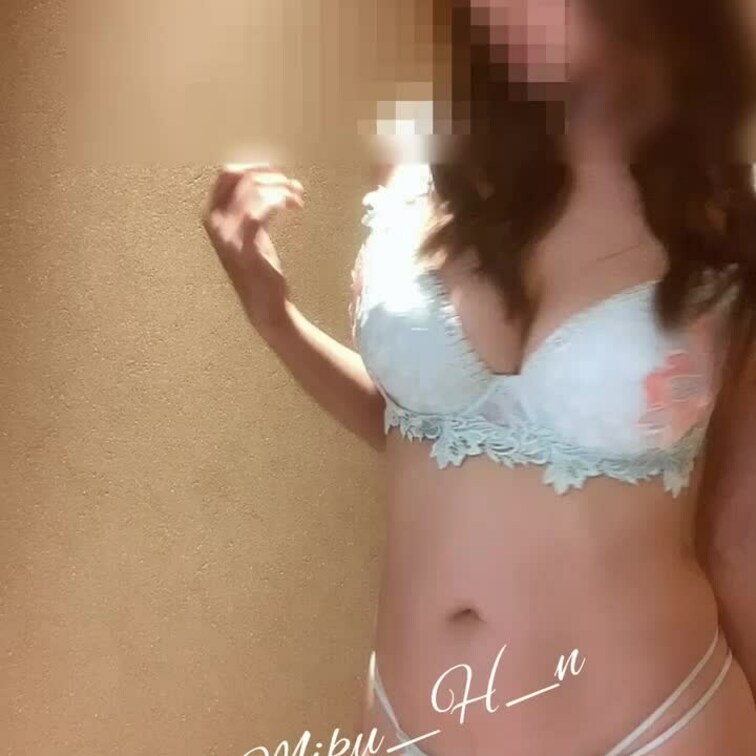 サルート大好き🎀
44グループのフラミンゴだよ🦩🌴

一生懸命ポーズ○○○ております‪(´•ᴗ• ก )‬՞ ՞