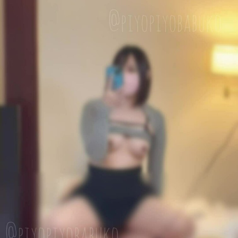 撮りながら騎乗位してたけど、ブレすぎてむずいから
ケータイ固定にしたやつのばぶこ目線側！
ケータイ近くで喘ぎ声でかい